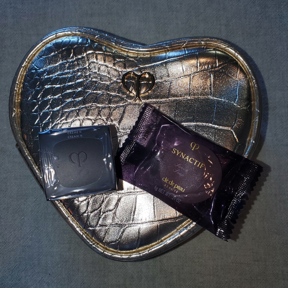 Cle De Peau Heart-Shaped Sample Set